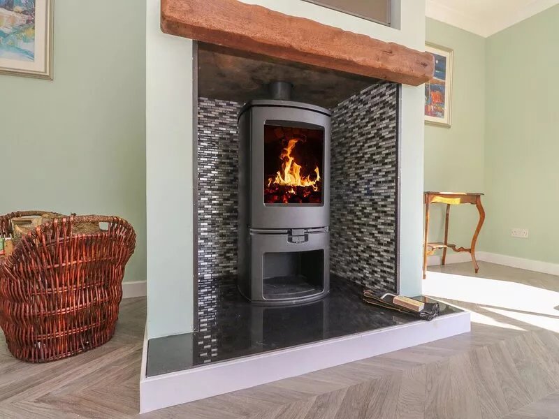AM BRUAICH, family friendly, character holiday cottage in Tayvallich