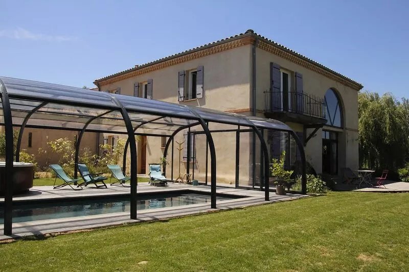 beautiful house of 350m2, large spaces, heated pool, jacuzzi, sauna