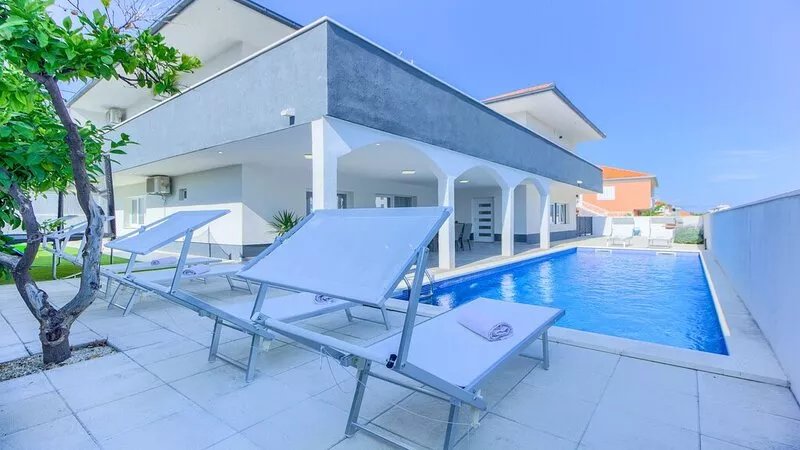Villa Ancora - holiday house near the sea with a pool for up to ten guests