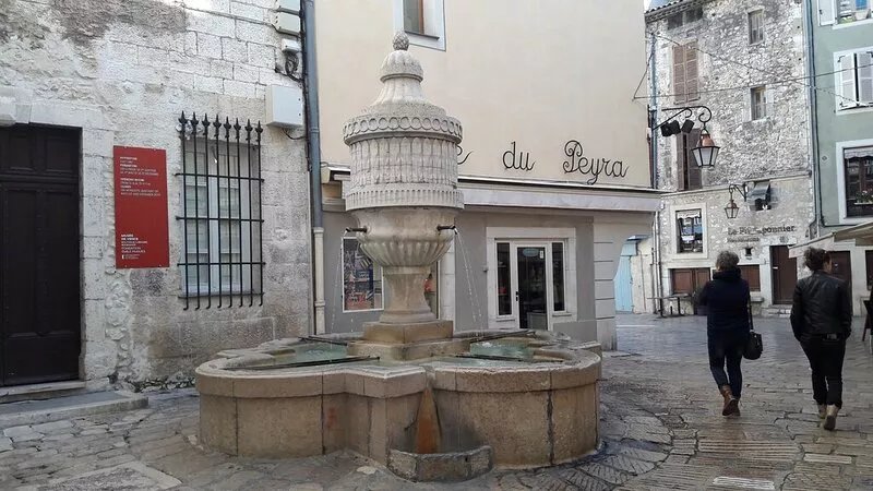 Small house with private garden in the historic city of Vence