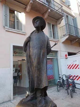 Monumento a Roberto Barbarani
