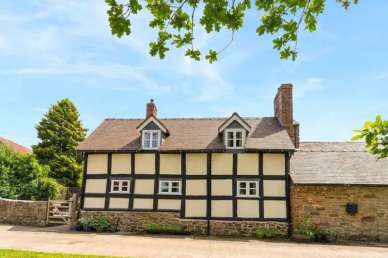STONE HOUSE, family friendly, luxury holiday cottage in Caynham
