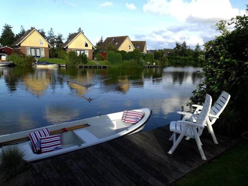 Modern furnished house for 6 people, right on the water - WiFi !!