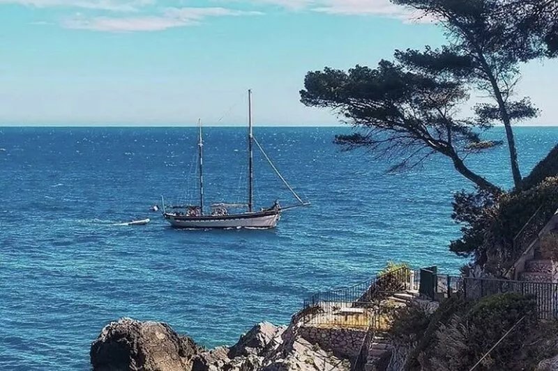 EXCEPTIONAL VILLA - HIGH-END SERVICES. CLOSE TO THE SEA. CAP BRUN TOULON