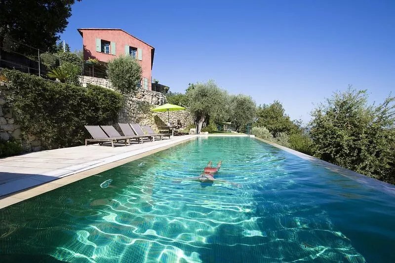 Swimmers paradise with 16m infinity pool- Amazing view- Beautiful family house