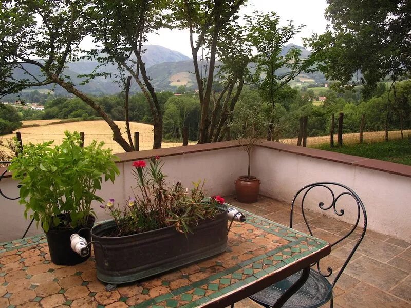 The charm of an old sheepfold 5' from Espelette facing the Basque mountains