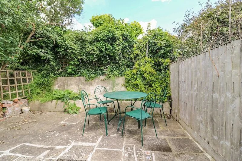 BEDFORD TERRACE, family friendly, with a garden in Bridport