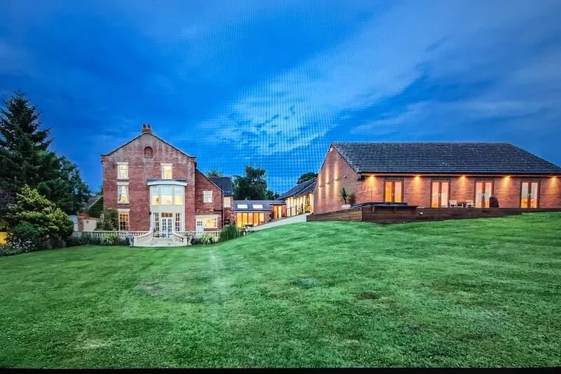 Stunning georgian manor, in 6 acres with hot tub & heated pool near silverstone