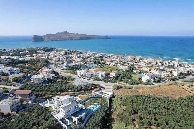 250m2 pool, daily cleaning, spa, 300m to beach and shops