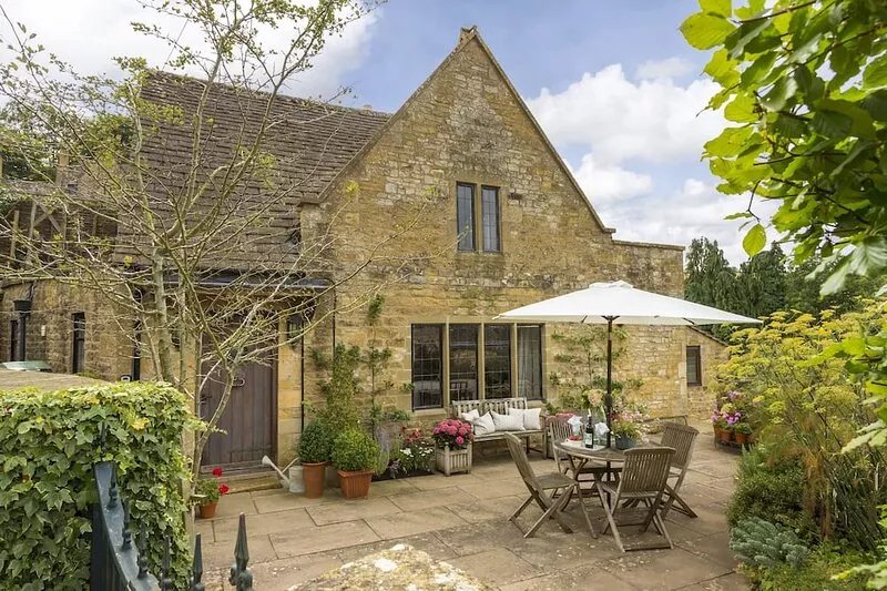 Apple Cottage is a two bedroom charming cottage, based in picturesque Snowhill