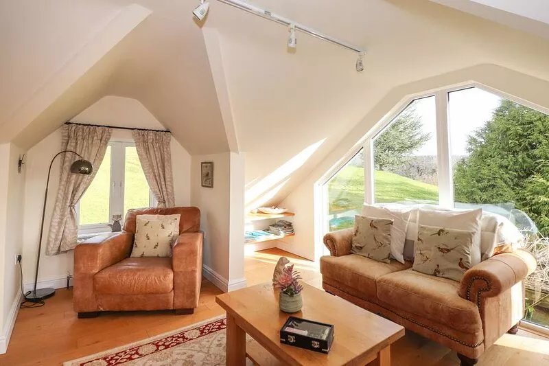HIGHBECK COTTAGE, pet friendly, with a garden in Crosthwaite