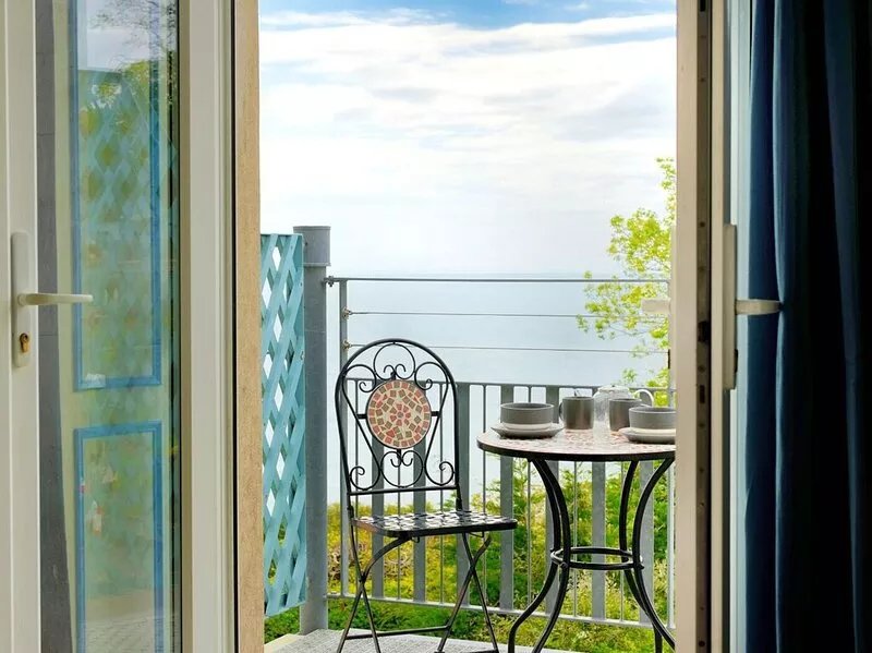 4 ST MICHAELS HOUSE, romantic, country holiday cottage in Lyme Regis