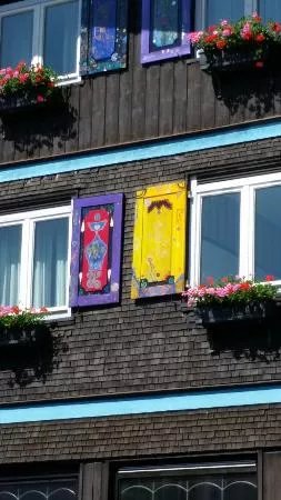 Fensterladen bemalt von Horst Kordes - Hunderwasserschuler