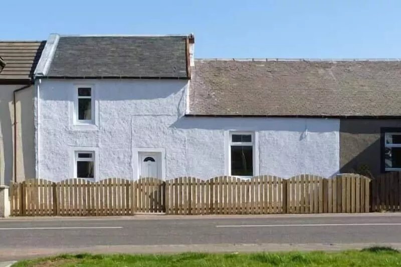 SKY BLUE COTTAGE, pet friendly, with a garden in Braehead