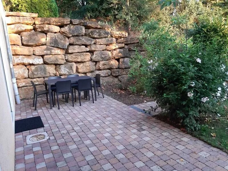Apartment RDJ in quiet property in the countryside, near Lyon