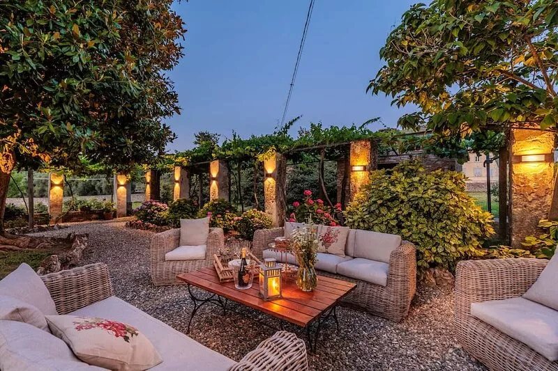 Villa Magnolie, a 5 bedrooms Traditional Villa in Lucca with Private Garden in