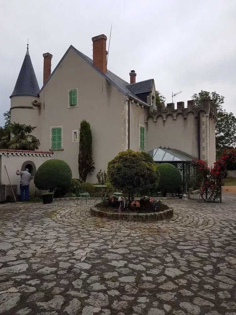 Au Fond de la Cour