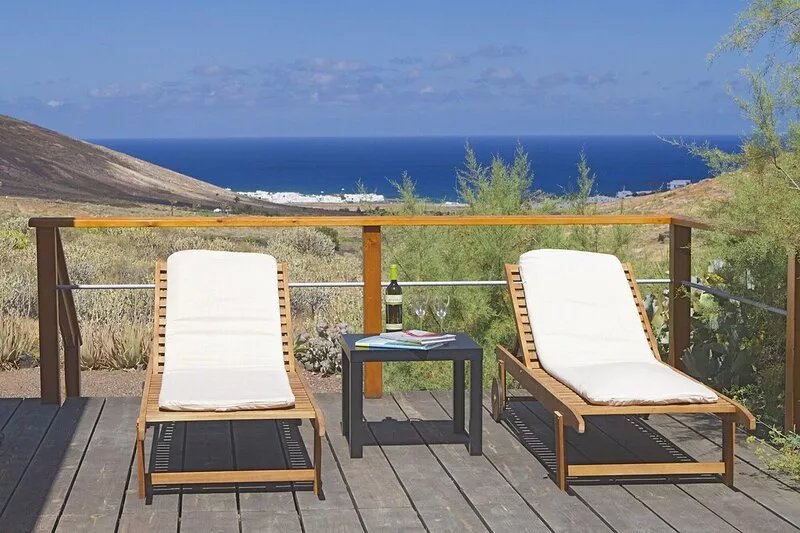 Country house, large garden, heated pool. Close to beach. Sea/ mountain views