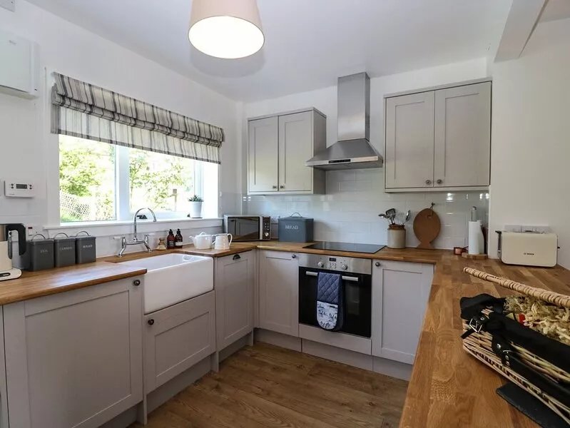 MARY'S COTTAGE, pet friendly, with open fire in Ardgour