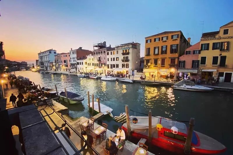 Exceptional location directly on the Cannaregio canal with roof terrace, jacuzzi