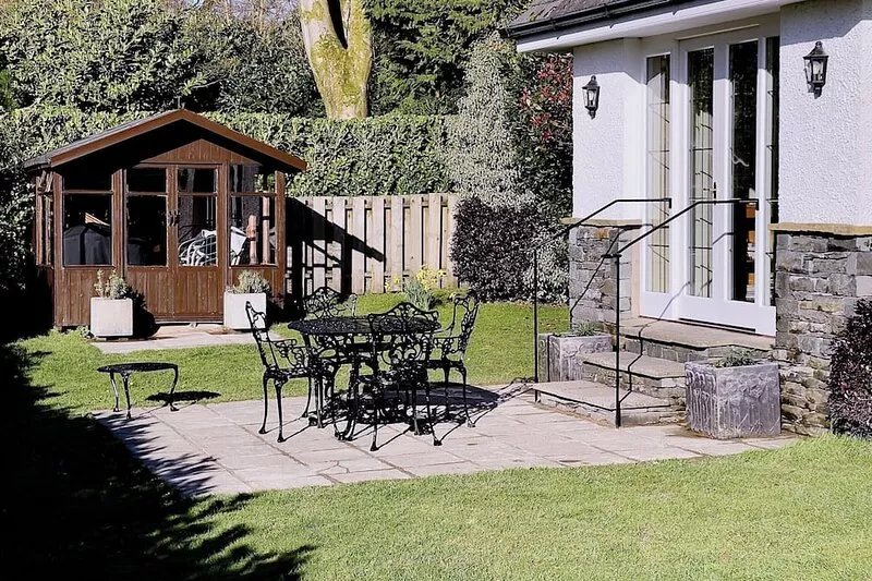 In a lovely tranquil location this pretty lodge enjoys lake views and