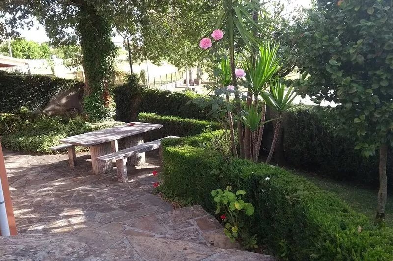 18 km from Santiago. Quiet area and ideal for families. Pets Allowed.