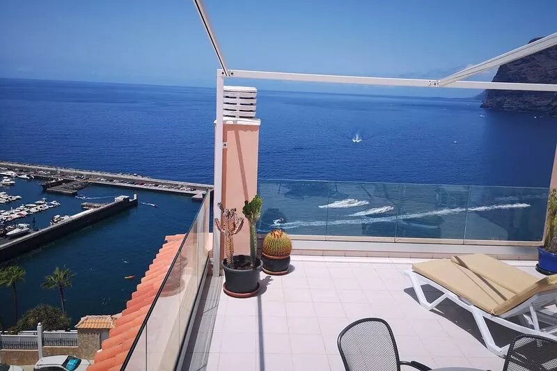 ROMANTIC RETREAT IN PRIME POSITION WITH STUNNING VIEWS TO CLIFFS, MARINA & SEA.