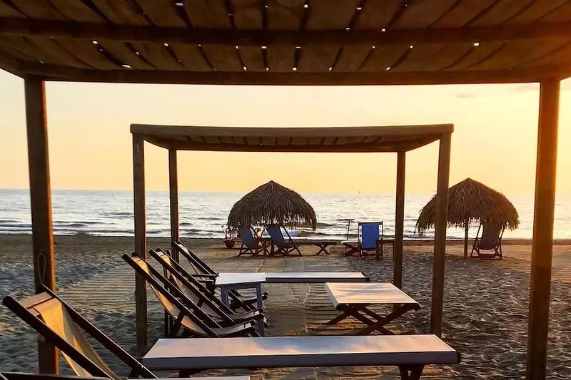 private garden, up to 6 pax, green area, a few steps from the sea