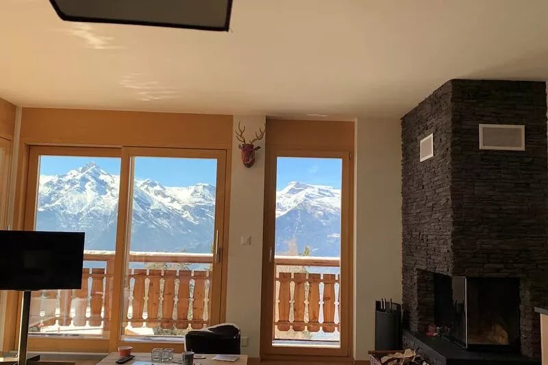 Modern, bright, luxurious 5 * Ski In, Ski Out Apartment on the piste (3 bed, 3