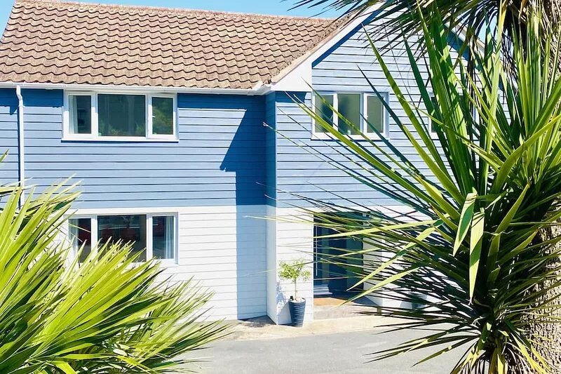 Family/dog friendly modern coastal property with hot tub & stunning ocean views