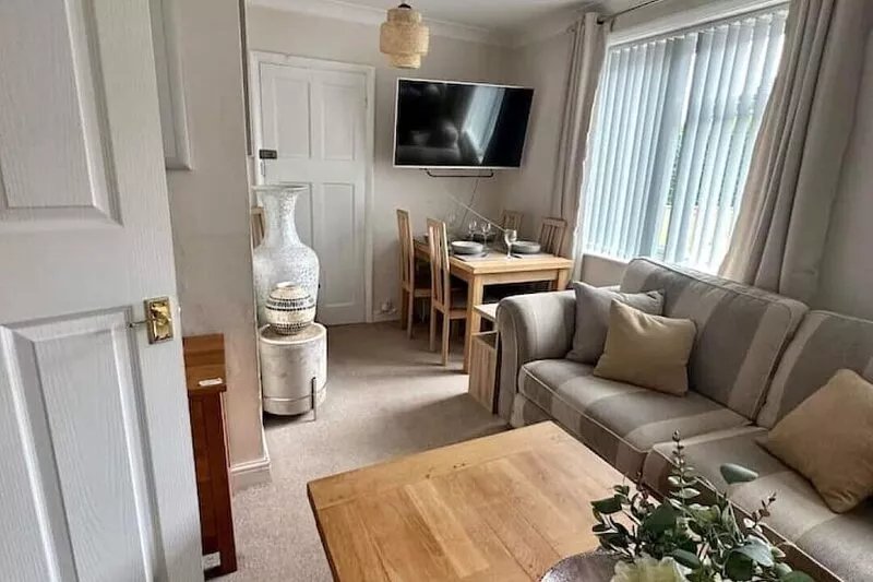 Ground floor flat; very homely 2 bed apartment sleeps 5