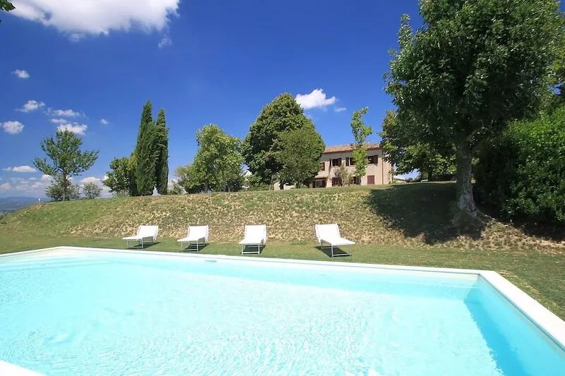Stunning private villa with WIFI, private pool, TV, patio, pets allowed