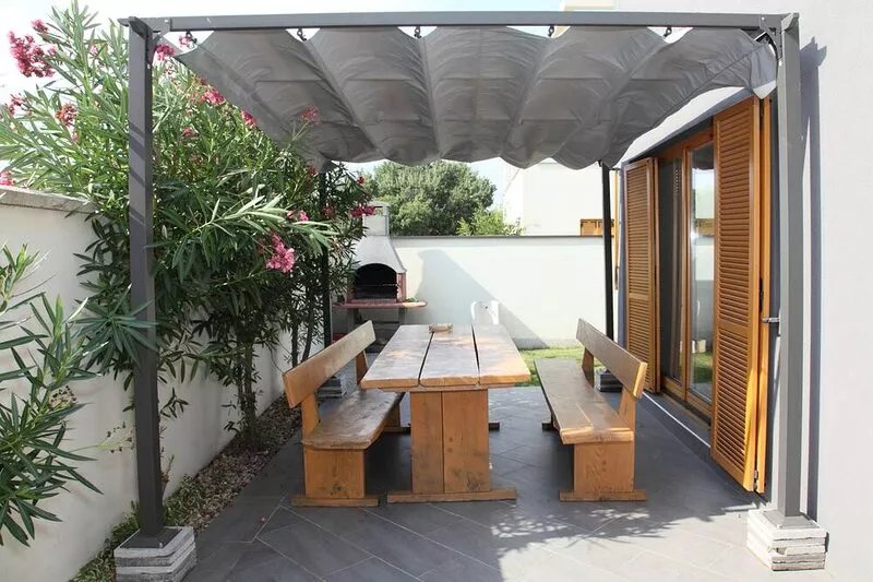 Family holiday villa with jacuzzi and pool, 10 min from the beach