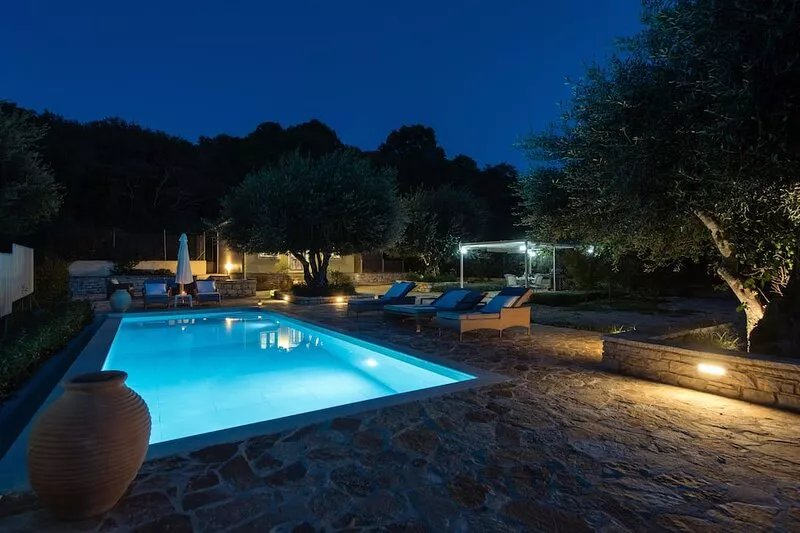 Avlaki Bay cottage, among olive trees and old wood, quiet still 90mt from beach.