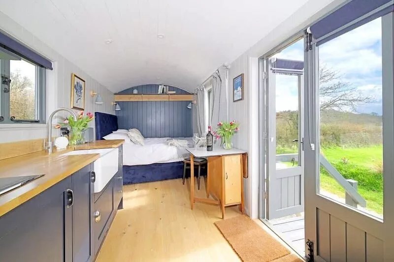 Cosy Hut w/ Sea Views & Outdoor Shower