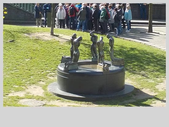 Fontein der Geknielden - Fountain of Kneeling Youths