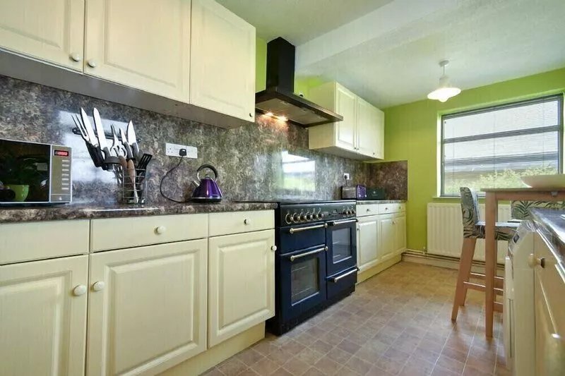 NETTIE'S VIEW, pet friendly, country holiday cottage in Amble