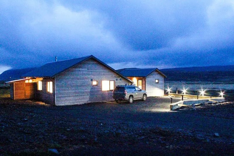 Sensational cabin with hot tub, sauna, fire place, 85" TV and magical views