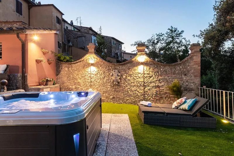 VILLA CHIANTI, your Secret 4 Bedrooms Retreat with View over the Vineyards in