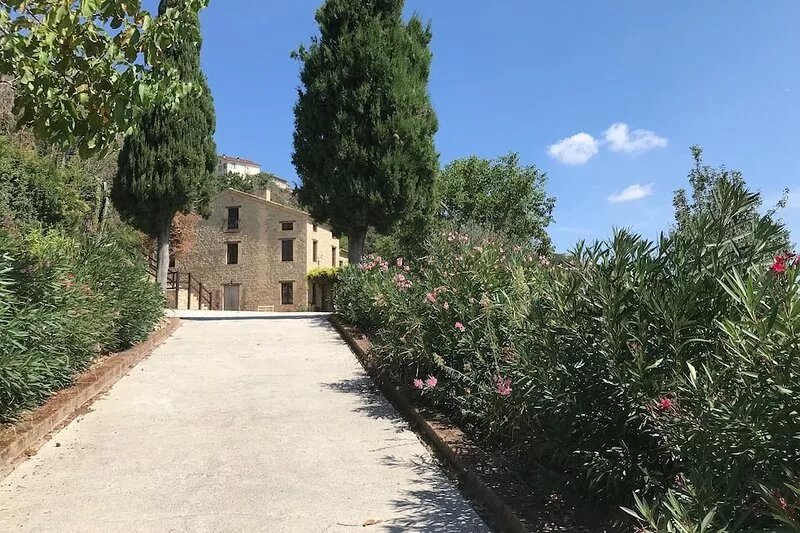 Villa with a private pool, 6 bedrooms and wi-fi, 5 minutes walk to the village