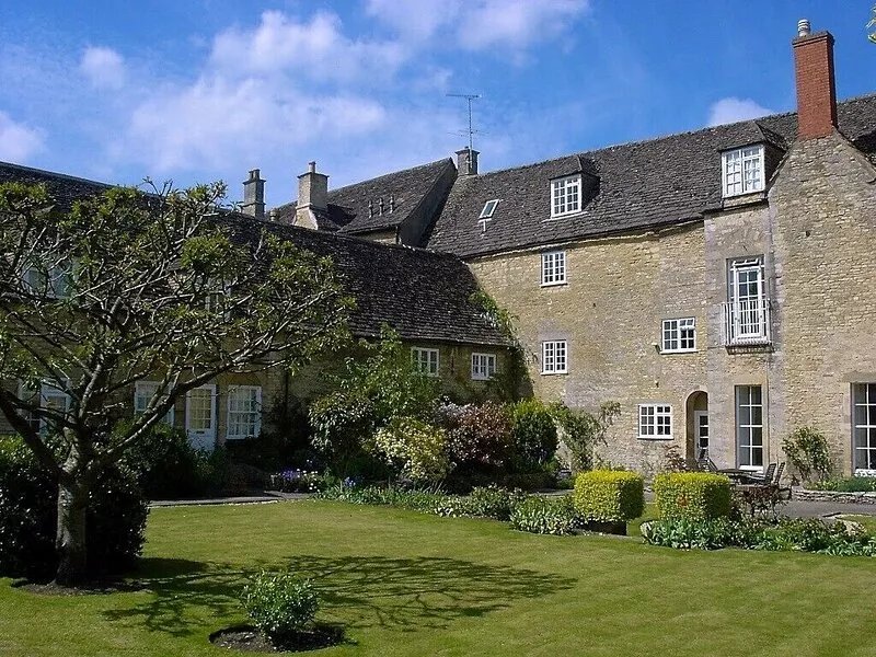 Cirencester, Capital of The Cotswolds - Quiet town centre apartment with WiFi