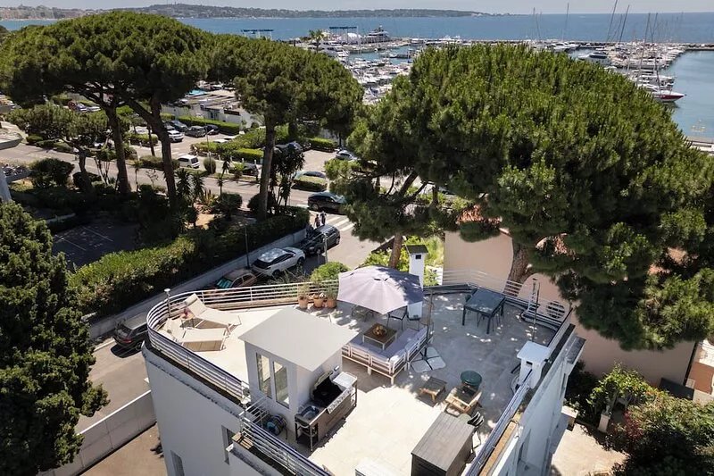 Villa in front of old port Golfe-Juan. Sea view, walk to beach, restaurants. AC!