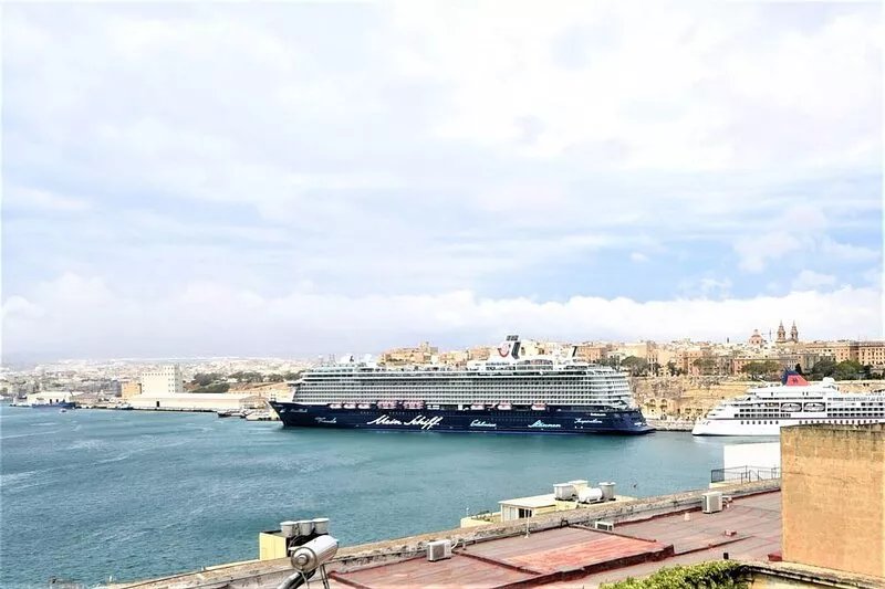 Superb medieval townhouse with great Valletta sea views