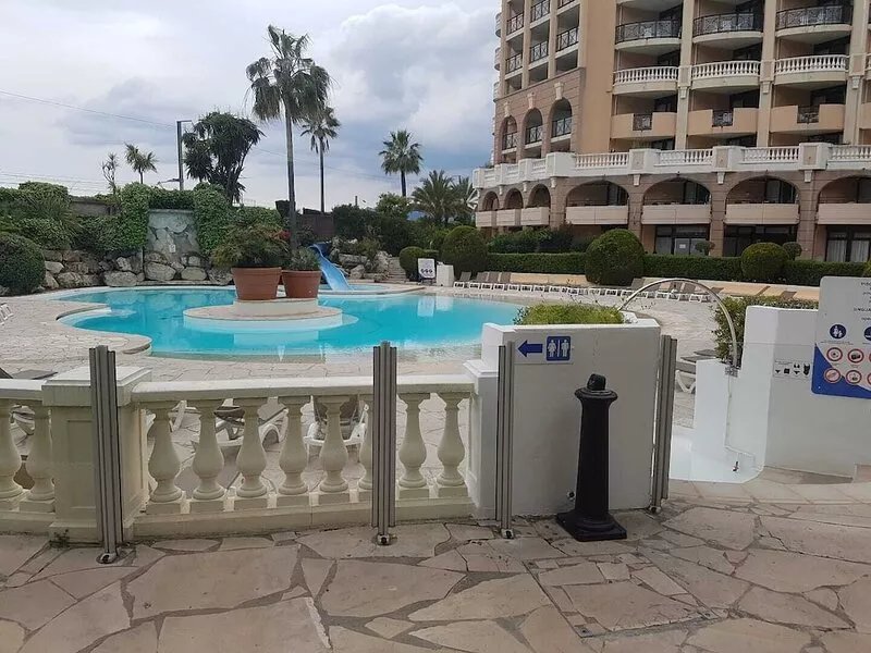 Newly renovated apartment in a beautiful, secure condominium, 5-minute walk to