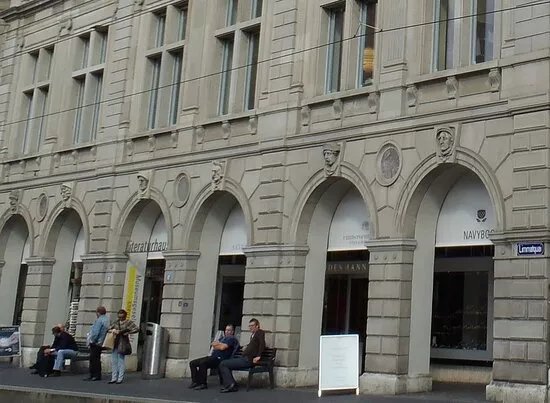 Literaturhaus + Bibliothek + Lesesaal