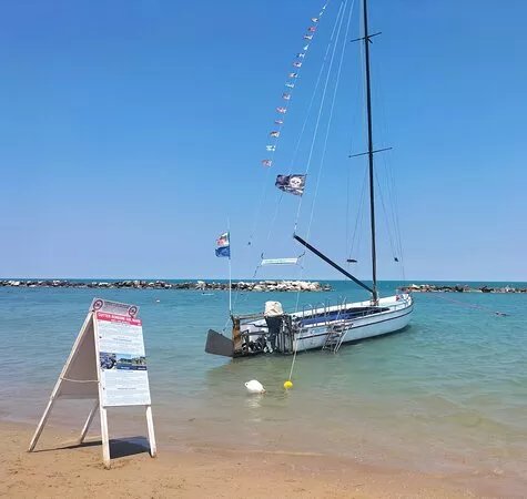 Cutter Rondine Sul Mare