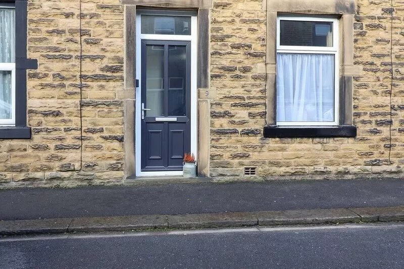 LEMONGRASS, pet friendly, character holiday cottage in Skipton