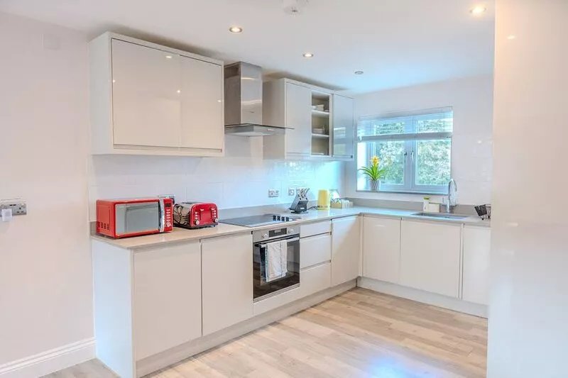 Garland Modern Spacious Apartment, Brentwood 2 With Private Entrance & Parking