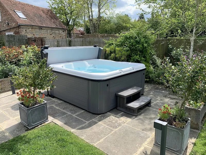 Luxurious Listed Farmhouse , In The Heart Of The Kent/ East Sussex with Hot Tub