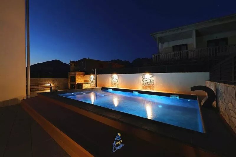 Amazing 6-BR villa with pool close to the beach